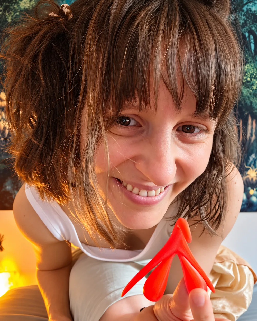Lisa Björling with an anatomical model, tantra and yoni massage for women